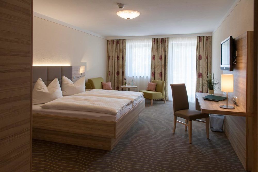 Hotel Strasshof ファッフェンホーフェン・アン・デア・イルム エクステリア 写真