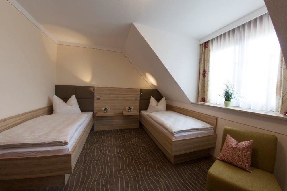 Hotel Strasshof ファッフェンホーフェン・アン・デア・イルム エクステリア 写真